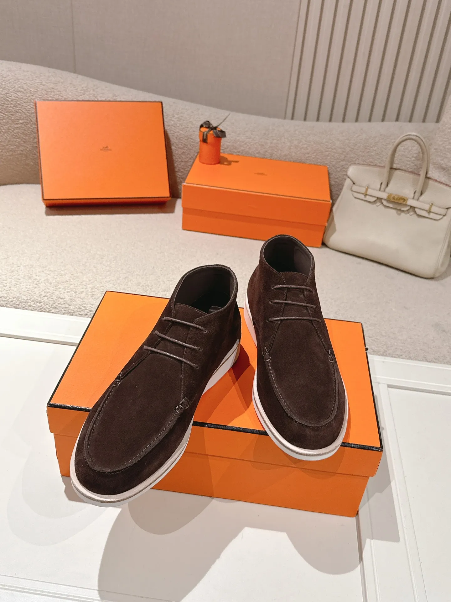 Men's Men's Shoes 660💰 Hermes men's size #26ss calfskin derby shoes, decorated with signature "H Diamant" details for a stylish and casual style. Fabric: Cow suede Lining: Mixed sheep lining Outsole: Genuine leather welt + original TPU Bottom thickness: 3CM Code number: 39-45 (customized at 46.47)